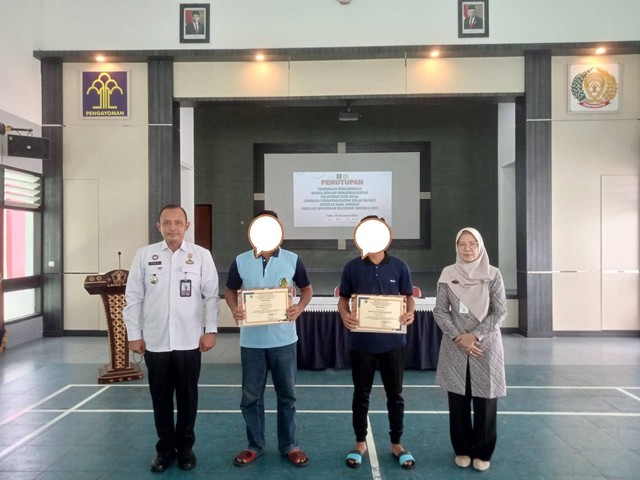 Foto : Kalapas Pati dan Pelatih Foto Bersama Narapidana Perserta Pelatihan