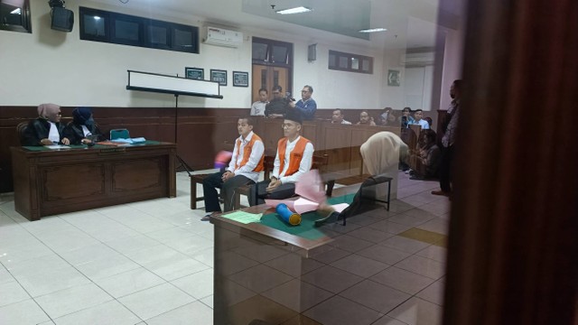 Waliyin (kiri) dan Ridduan terdakwa pembunuhan dan mutilasi mahasiswa UMY, Redho Tri Agustian (20), menjalani sidang di Pengadilan Negeri Sleman, Rabu (22/11/2023). Foto: Arfiansyah Panji Purnandaru/kumparan