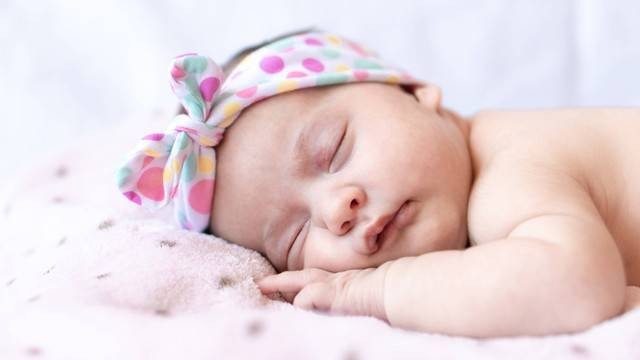 Doa agar bayi tidak kagetan saat tidur adalah salah satu bacaan yang perlu orang tua ketahui. Foto: Shutterstockcom