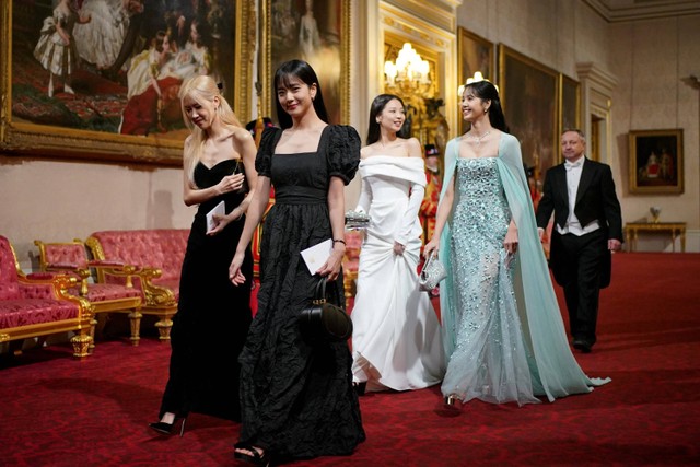 Anggota girl band Korea Selatan Blackpink menghadiri Perjamuan Kenegaraan selama kunjungan kenegaraan Presiden Korea Selatan, di Istana Buckingham di London, Inggris, Selasa (21/11/2023). Foto: Yui Mok/Pool via REUTERS