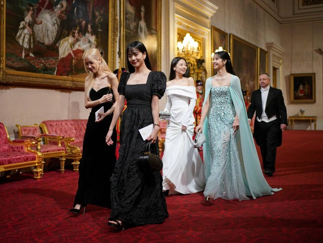 Anggota girl band Korea Selatan Blackpink menghadiri Perjamuan Kenegaraan selama kunjungan kenegaraan Presiden Korea Selatan, di Istana Buckingham di London, Inggris 21 November 2023. Foto: Yui Mok/Pool via REUTERS