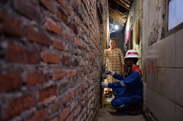 Operator produksi PT Pertamina EP Subang Field melakukan pengecekan pipa dan metering jaringan gas di rumah warga Desa Cidahu, Kecamatan Pagaden Barat, Kabupaten Subang, Jawa Barat. Foto: Raisan Al Farisi/ANTARA FOTO