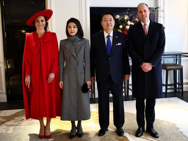 Pangeran William dari Inggris, Pangeran Wales dan Catherine, Putri Wales dari Inggris berpose untuk berfoto bersama Presiden Korea Selatan Yoon Suk Yeol dan istrinya Kim Keon Hee di sebuah hotel di pusat kota London, Inggris pada Selasa (21/11/2023). Foto: Henry Nicholls/Reuters
