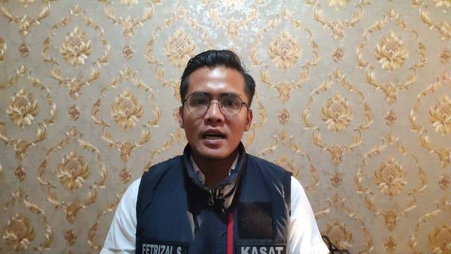 Kasatreskrim Polres Tasikmalaya Kota, AKP Fetrizal saat memberi keterangan soal penyelidikan kasus bayi yang meninggal dunia akibat malpraktik. Foto: Rachmadi Rasyad/kumparan