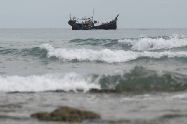 Sebuah perahu kayu yang membawa imigran etnis Rohingya terlihat di lepas pantai Sabang, provinsi Aceh, Rabu (22/11/2023). Foto: Riska Munawarah/REUTERS