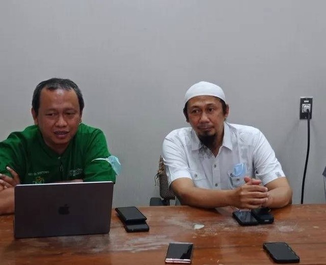 Dokter ahli bedah syaraf RSUD Dr Soetomo, Dr dr Wihasto Suryaningtyas Sp.BS (K) yang juga Dokter Penanggung Jawab Pasien (DPJP) RSUD Dr Soetomo (baju putih).