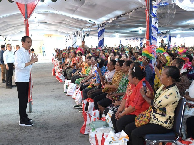 Jokowi berikan bantuan beras di Biak Numfor. Foto: Kris/Biro Pers Sekretariat Presiden