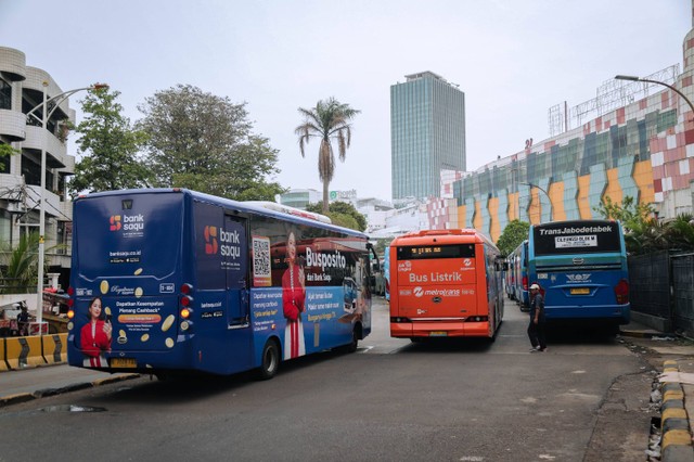 Bus listrik atau electric vehicle (EV) Transjakarta beroperasi di kawasan Blok M, Jakarta, Rabu (22/11/2023). Foto: Jamal Ramadhan/kumparan