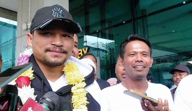 Petarung Indonesia, Jeka Saragih, tiba di Bandara Soekarno-Hatta, Tangerang, pada Rabu (22/11) usai melakoni debut di UFC. Foto: Jodi Hermawan/kumparan