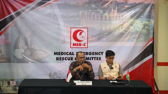 Ketua Presidium MER-C, Dr. Sarbini abdul murad, saat konferensi pers di kantor MER-C, Jakarta, Rabu (22/11/2023). Foto: Luthfi Humam/kumparan