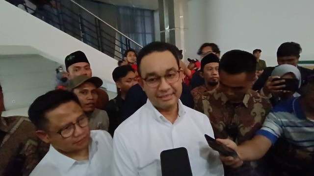 Capres-cawapres Anies Baswedan dan Muhaimin Iskandar hadir di acara Diskusi & Diseminasi Mahasiswa Jatim mendebat Capres & Cawapres di DBL Arena, Surabaya pada Rabu (22/11/2023). Foto: Farusma Okta Verdian/kumparan