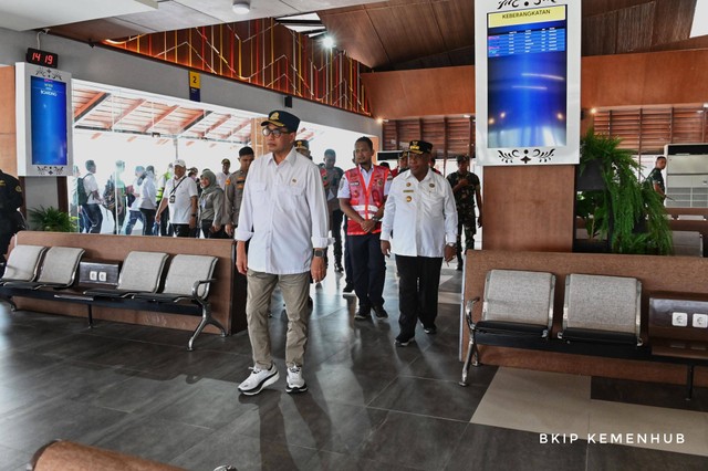 Menhub Budi Karya Sumadi meninjau Bandara Douw Aturure di Nabire, Papua Tengah pada Rabu (22/11). Foto: Kemenhub