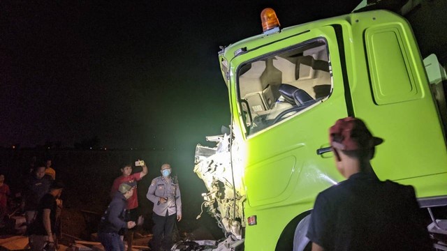 Kereta Api Wijaya Kusuma jurusan Surabaya-Cilacap tertemper truk di perlintasan sebidang tak terjaga di JPL 38, Km 51+8/9 petak jalan Stasiun Tarik - Stasiun Mojokerto, jalan Bangsal, Mojokerto pada Rabu (22/11/2023). Foto: Dok. Istimewa