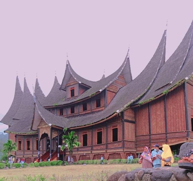 Gambar Rumah Gadang yang mencerminkan kebudayaan, Pagaruyuang Batu Sangkar     Sumber file: camera saya