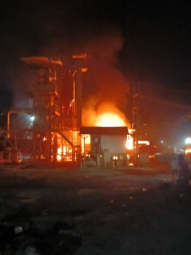 Kebakaran truk di tempat industri pengolahan aspal di Desa Banjarsari, Kecamatan Trucuk, Kabupaten Bojonegoro, Jawa Timur. Rabu malam (22/11/2023). (Aset: Istimewa)