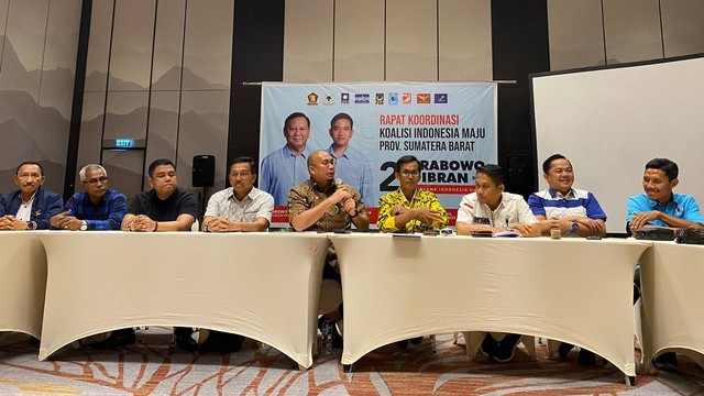 Ketua TKD Prabowo-Gibran di Sumbar, Andre Rosiade, beserta perwakilan partai politik di rapat konsolidasi perdana, Kamis (23/11/2023). Foto: Irwanda/STR/kumparan