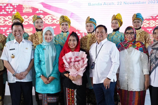 Menteri Pemberdayaan Perempuan dan Perlindungan Anak Republik Indonesia, I Gusti Ayu Bintang Darmawati bertemu dengan perwakilan nasabah PNM Mekaar dan beberapa komunitas perempuan di Aceh, Rabu (22/11). dok. PNM