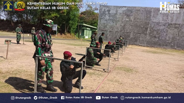 Petugas Rutan Gresik Latihan Menembak : Upaya Tingkatkan Keterampilan Petugas