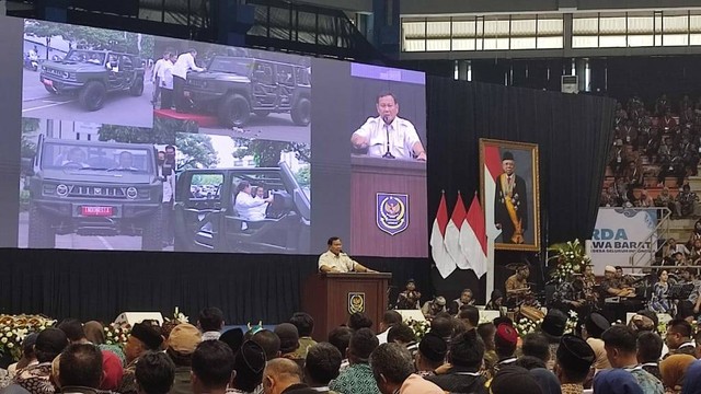 Prabowo Subianto saat menghadiri kegiatan Rakerda APDESI Jabar, di GOR C-Tra Arena, Kota Bandung, pada Kamis (23/11/2023). Foto: Rachmadi Rasyad/kumparan