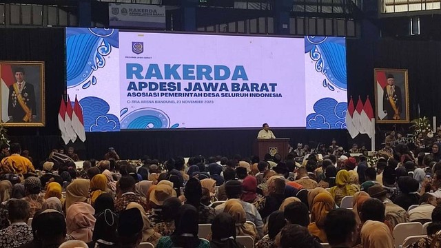 Prabowo Subianto saat menghadiri kegiatan Rakerda APDESI Jabar, di GOR C-Tra Arena, Kota Bandung, pada Kamis (23/11/2023). Foto: Rachmadi Rasyad/kumparan