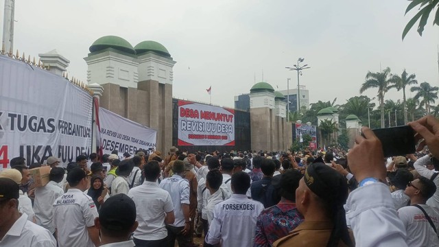 Sejumlah organisasi desa menggelar aksi di DPR RI. Dok Agaton/kumparan