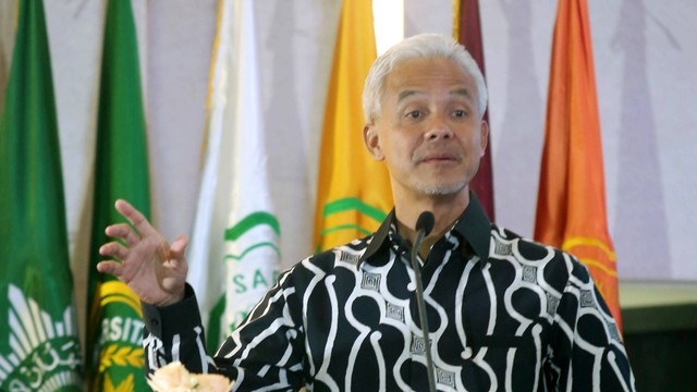 Calon Presiden Ganjar Pranowo menyampaikan visi dan misinya di acara dialog terbuka bersama Muhammadiyah di Kampus Universitas Muhammadiyah Jakarta (UMJ) Ciputat, Tangerang Selatan, Banten, Kamis (23/11/2023). Foto: Muhammad Iqbal/ANTARA FOTO