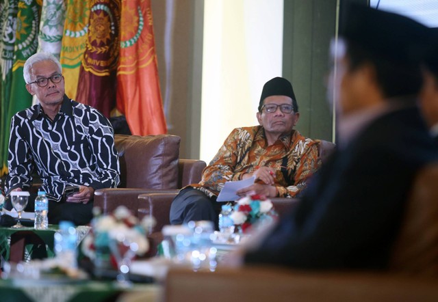 Calon Presiden Ganjar Pranowo (kiri) bersama Calon Wakil Presiden Mahfud MD (tengah) pada acara dialog terbuka bersama Muhammadiyah di Kampus Universitas Muhammadiyah Jakarta (UMJ) Ciputat, Tangerang Selatan, Kamis (23/11/2023). Foto: Muhammad Iqbal/ANTARA FOTO
