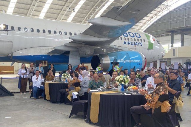 Peletakan batu pertama pembangunan bengkel pesawat internasional di Bandara I Gusti Ngurah Rai, Badung, Bali, Rabu (22/11/2023). ANTARA/Ni Putu Putri Muliantari