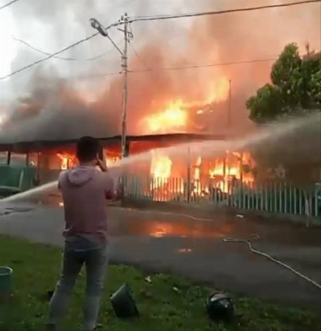 Rumah dinas TNI AD di Pontianak terbakar. Foto: Dok. Istimewa