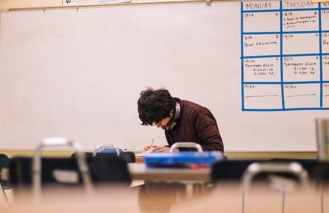 Contoh soal teks editorial pilihan ganda beserta jawabannya kelas 12. Sumber: pexels.com
