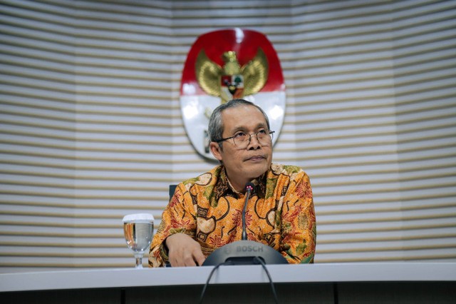 Wakil Ketua KPK Alexander Marwata menyampaikan keterangan kepada wartawan terkait Ketua KPK Firli Bahuri yang menjadi tersangka, di Gedung KPK, Jakarta, Kamis (23/11/2023). Foto: Jamal Ramadhan/kumparan