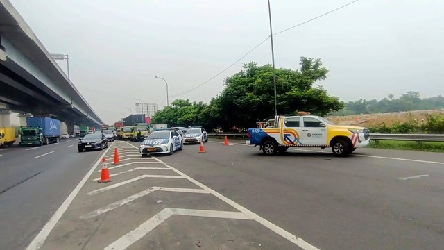 PT Jasamarga Transjawa Tol (JTT) melakukan buka tutup secara situasional akses Gerbang Tol (GT) Cibitung 3 atas diskresi Kepolisian. Foto: Dok. Jasa Marga