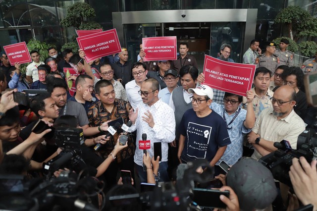 Eks pegawai KPK melakukan aksi di depan Gedung Merah Putih KPK, di Jakarta, Kamis (23/11/2023). Foto: Jamal Ramadhan/kumparan