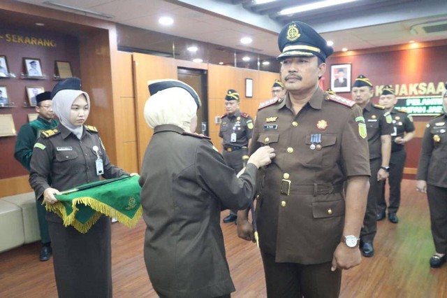 Kepala Kejaksaan Tinggi (Kajati) Jawa Timur, Mia Amiati, melantik Dzakiyul Fikri sebagai Kepala Kejaksaan Negeri (Kajari) Bondowoso pada Kamis (23/11/2023). Foto: Dok. Kejati Jatim