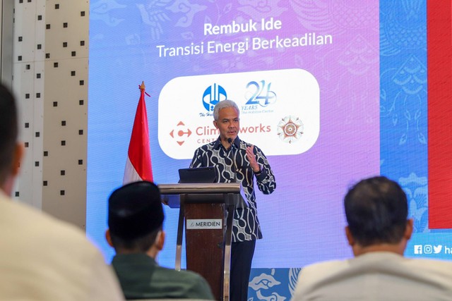 Capres Ganjar Pranowo memaparkan visi dan misinya terkait Transisi Energi Berkeadilan di acara Rembuk Ide di The Habibie Centre, Jakarta, Kamis (23/11/2023). Foto: Iqbal Firdaus/kumparan