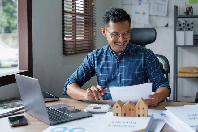 Ilustrasi menghitung keuangan kantor. Foto: Jirapong Manustrong/Shutterstock