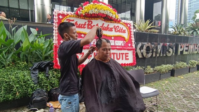 Eks penyidik KPK, Harun Al Rasyid, mengikuti aksi botakin rambut di depan Gedung Merah Putih KPK, di Jakarta, Kamis (23/11/2023). Foto: Hedi/kumparan
