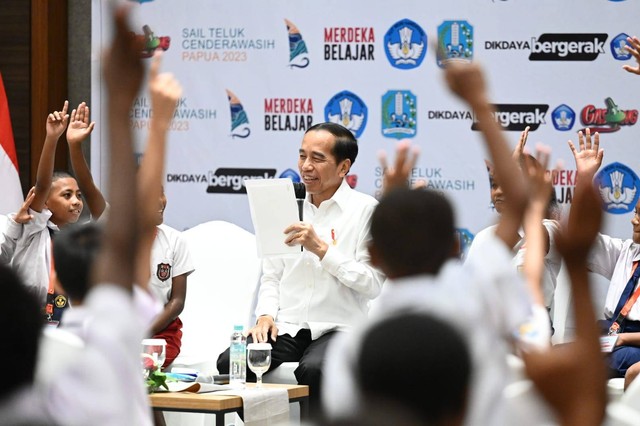 Presiden Jokowi bertemu dengan sejumlah pelajar Sekolah Dasar (SD) dan Sekolah Menengah Pertama (SMP) di Ballroom Padaido Swiss-Belhotel, Kabupaten Biak Numfor, Provinsi Papua, pada Rabu (22/11/2023). Foto: Kris/Biro Pers Sekretariat Presiden