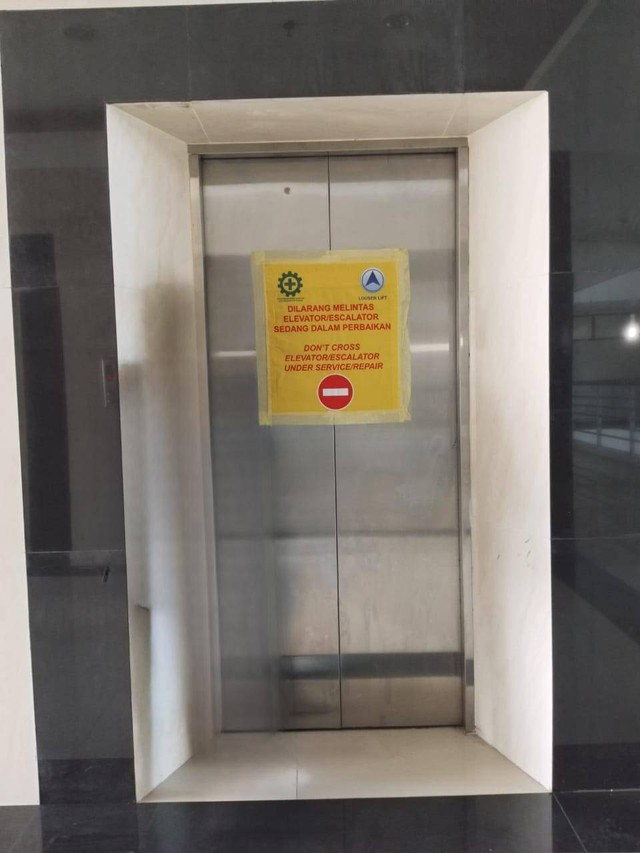 Sarana dan Prasarana (Lift) yang sedang mengalami kerusakan. Sumber: Dokumentasi Pribadi