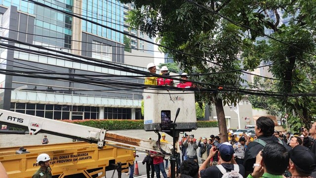 Dinas Bina Marga DKI Jakarta melakukan penertiban kabel semrawut di Jalan Senopati, Jakarta Selatan, Kamis (23/11/2023). Foto: Jonathan Devin/kumparan