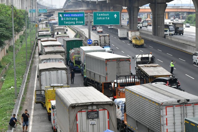 Foto udara kemacetan truk barang yang akan menuju kawasan MM 2100 di Tol Jakarta- Cikampek, Cibitung, Kabupaten Bekasi, Jawa Barat, Kamis (23/11/2023). Foto: Fakhri Hermansyah/Antara Foto