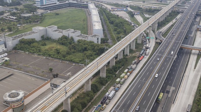 Foto udara kemacetan truk barang yang akan menuju kawasan MM 2100 di Tol Jakarta- Cikampek, Cibitung, Kabupaten Bekasi, Jawa Barat, Kamis (23/11/2023). Foto: Fakhri Hermansyah/Antara Foto