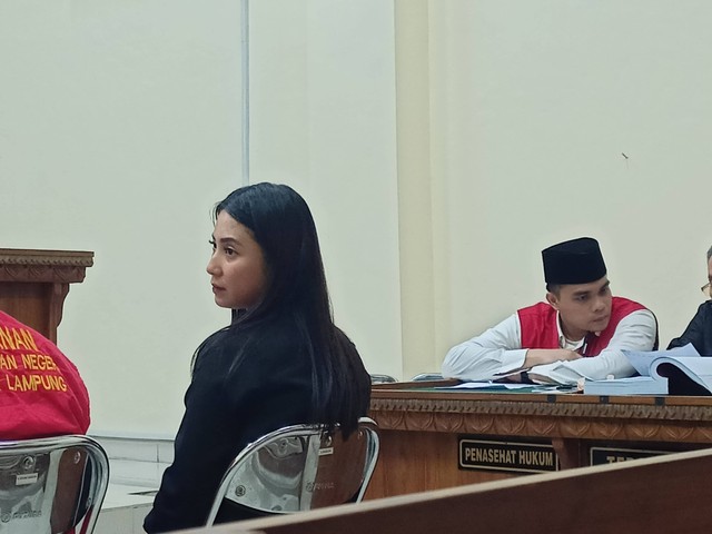 Sosok wanita muda yang merupakan teman dekat mantan Kasat Narkoba Polres Lampung Selatan Andri Gustami dihadirkan di persidangan. | Foto : Galih Prihantoro/ Lampung Geh