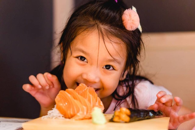 Ilustrasi anak balita makan ikan. Foto: MIA Studio/Shutterstock