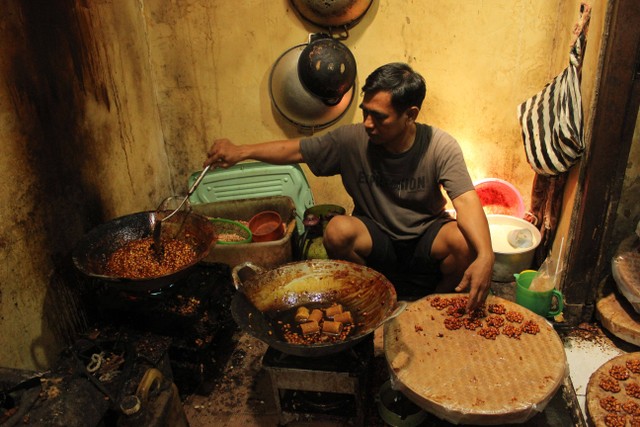 FOTO: Triyanto (45) saat sedang membuat ampyang. (Dok. Khalil Ahmad)