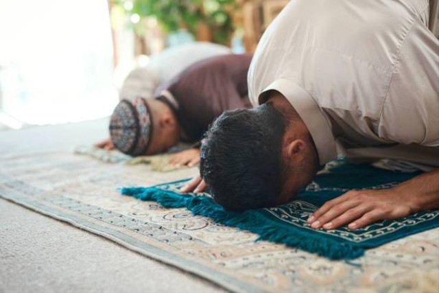 Ilustrasi Tata Cara Solat Rawatib Qobliyah Dan Ba’diyah, Foto: Unsplash/PeopleImages.
