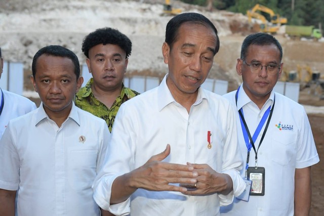 Presiden Jokowi groundbreaking kawasan industri pupuk di Fakfak, Papua Barat, Jumat (24/11/2023). Foto: Kris/Biro Pers Sekretariat Presiden