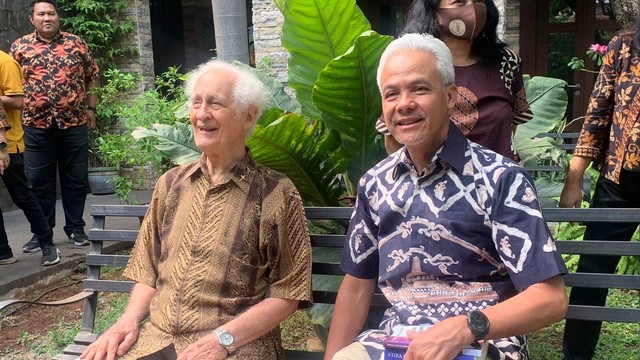 Capres Nomor Urut 3 Ganjar Pranowo bertemu dengan Romo Franz Magnis Suseno di STF Driyarkara, Jakarta, Jumat (24/11/2023). Foto: Paulina Herasmaranindar/kumparan