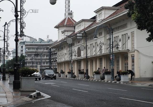 Ilustrasi sejarah Jalan Braga sebagai pusat bisnis di Bandung, sumber foto: unsplash.com/Neermana Studio