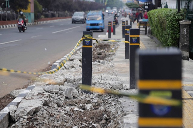 Kondisi trotoar yang dibongkar kembali setelah revitalisasi, di Jalan Margonda Raya,  Depok, Jawa Barat, Jumat (24/11/2023). Foto: Jamal Ramadhan/kumparan